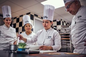 Chefs en formation à l'Institut Lyfe exécutant des techniques de dressage avec la cheffe Salima Boutemtam