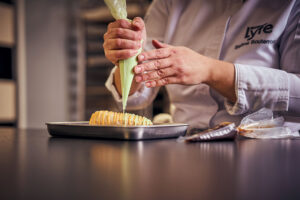 Photo d'un chef entrain de dresser un plat lors de la formation en cuisine bistronomique pour adultes à l'institut lyfe executive education