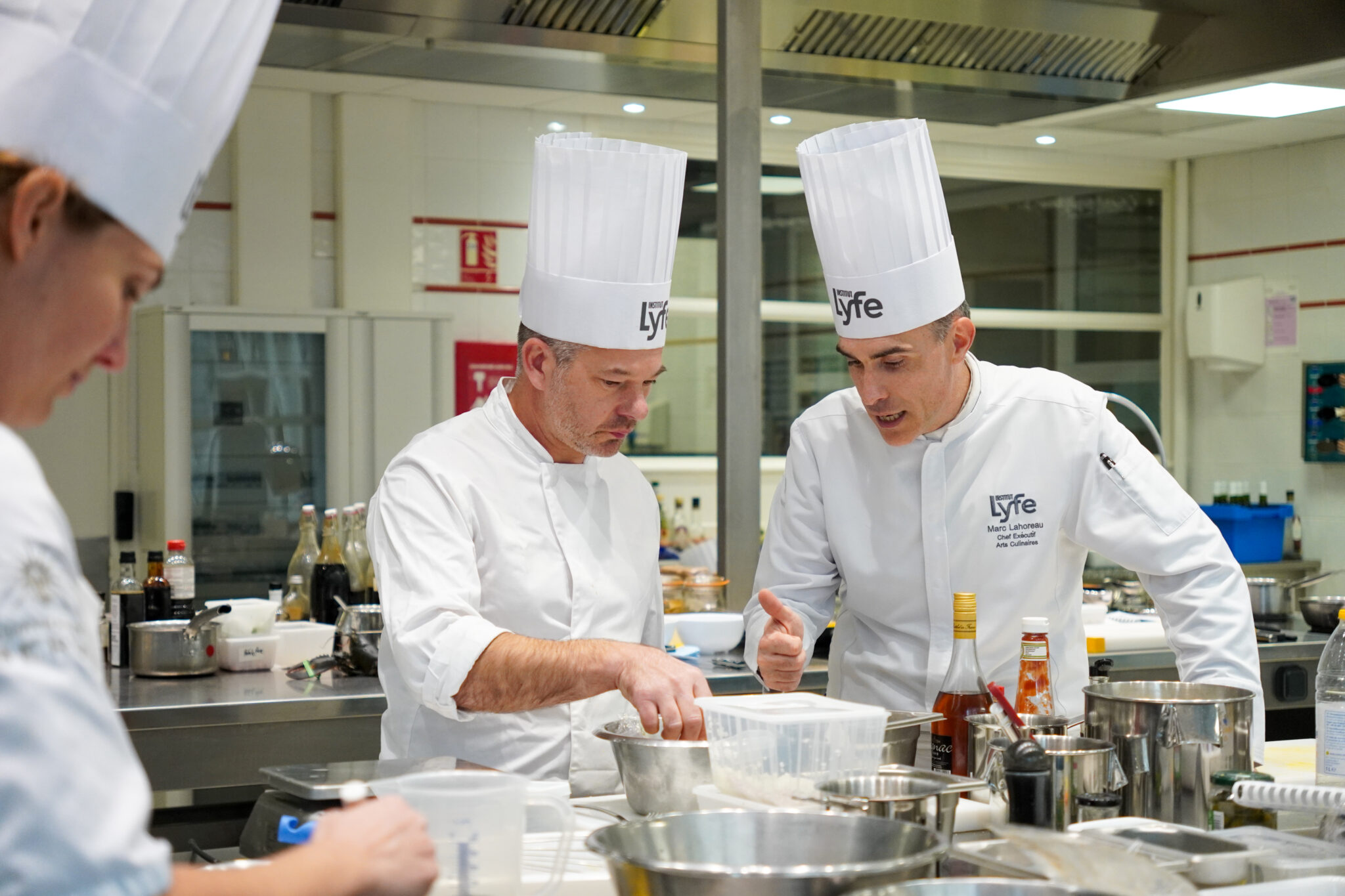 chef marc lahoreau en cours de cuisine pour le perfectionnement de la sauce